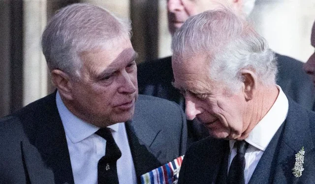 Pangeran Andrew (Kiri) dan Raja Charles III. (Foto/Doc)
