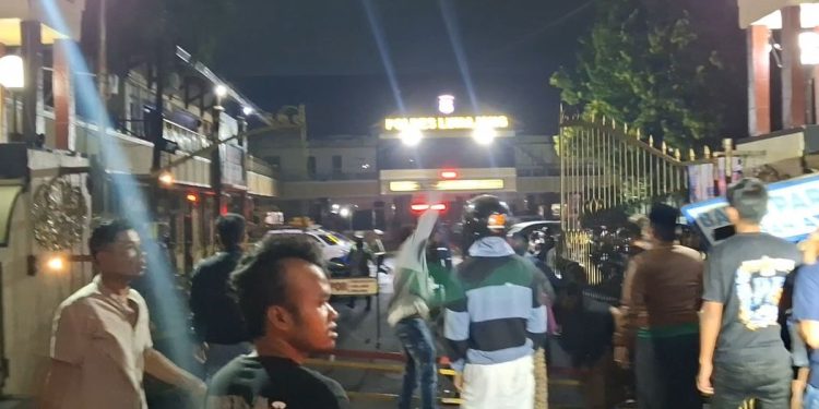 Warga Serang Mapolres Lumajang, Minggu, 12 Oktober 2025. (Foto/Doc)