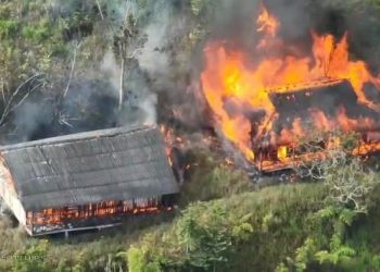 KKB Bakar SMP Negeri Kiwirok di Pegunungan Bintang. (Foto/Doc)