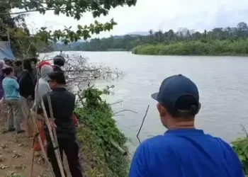 Warga mencari korban yang diterkam buaya di Sungai Lasolo, Kabupaten Konawe Utara, Senin 6 Oktober 2025. (Foto/Doc)