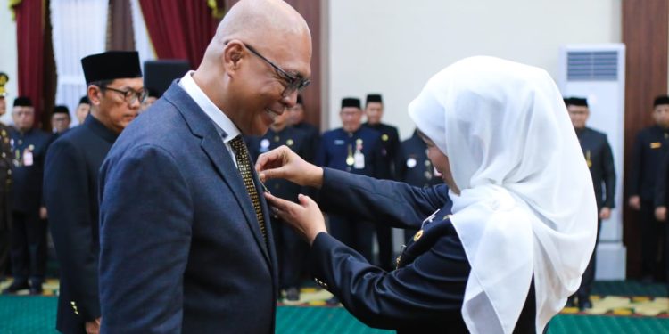Ketua Umum Persatuan Wartawan Indonesia (PWI) Pusat Akhmad Munir menerima Lencana Kehormatan Provinsi Jawa Timur “Jer Basuki Mawa Beya” dari Gubernur Jawa Timur. (Foto/Doc)