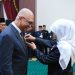 Ketua Umum Persatuan Wartawan Indonesia (PWI) Pusat Akhmad Munir menerima Lencana Kehormatan Provinsi Jawa Timur “Jer Basuki Mawa Beya” dari Gubernur Jawa Timur. (Foto/Doc)