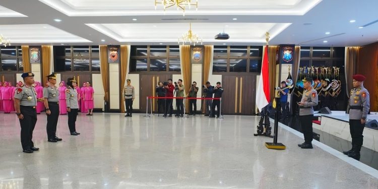 Kapolri Jenderal Pol. Listyo Sigit Prabowo memimpin Upacara Kenaikan Ke dan Dalam Golongan Pati Polri yang digelar di Rupattama Mabes Polri, Jakarta, Senin (6/10/2025). (Foto/Doc)