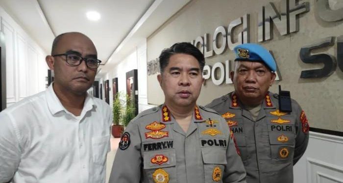 Kepala Bidang Humas Polda Sumut, Kombes Pol Ferry Walintukan (Tengah). (Foto/Doc)