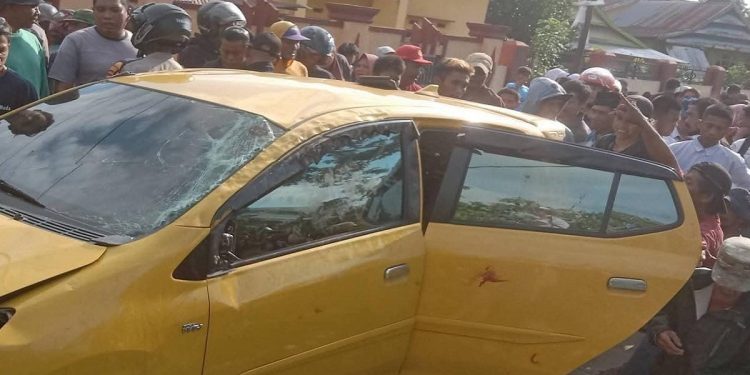 Mobil Toyota Agya yang diamuk massa di Desa Moncongkomba, Kabupaten Takalar, Sulawesi Selatan. (Foto/Doc)