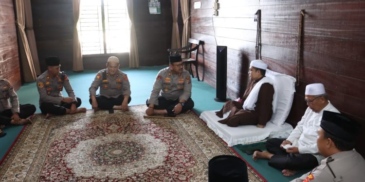 Kapolres Langkat Silaturahmi ke Tuan Guru Babussalam. (Foto/JR Siahaan)