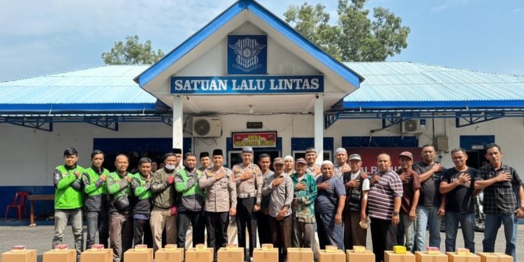 Satuan Lalu Lintas (Sat Lantas) Polres Langkat menggelar kegiatan Jumat Berkah. (Foto/JR Siahaan)