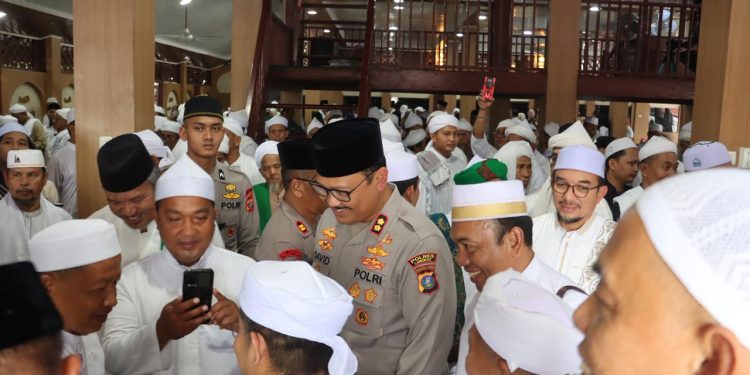 Kapolres Langkat Bersama Ribuan Jamaah Peringati Haul ke–102 Syekh Abdul Wahab Rokan di Babussalam. (Foto/JR Siahaan)