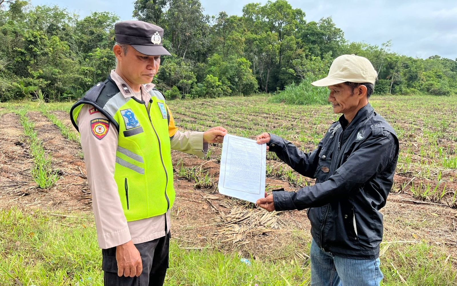 Polsek Belitang III Imbau Warga Tidak Buka Lahan dengan Dibakar untuk Cegah Karhutla. (Foto/Yesi)