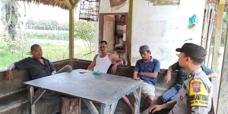 Bhabinkamtibmas Padang Tualang Beri Imbauan Waspada Bencana Saat Musim Hujan. (Foto/JR Siahaan)