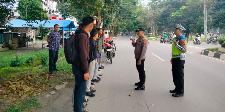 200 Personel Polres Langkat Amankan Arus Lalu Lintas dalam Kegiatan Strong Point Pagi. (Foto/JR Siahaan)