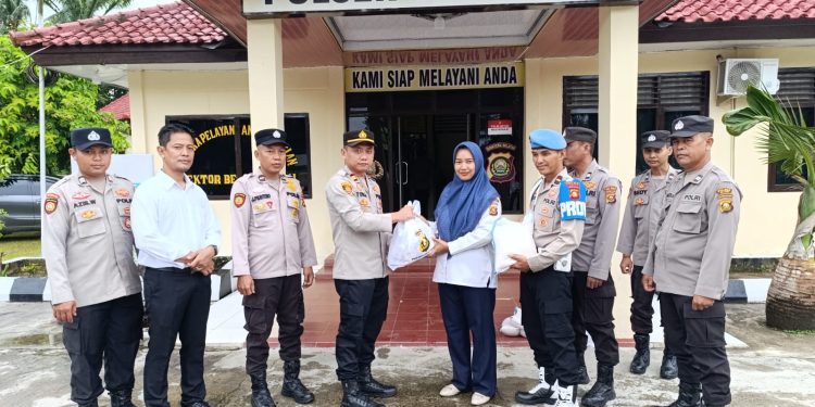 Kapolres OKU Timur Salurkan Bantuan Sosial untuk PHL dan Cleaning Service di Polsek Belitang II. (Foto/Yesi)