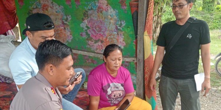 Keluarga korban dan pihak kepolisian melakukan video call memastikan kondisi Ana dalam keadaan sehat dan aman. (Foto/JR Siahaan)