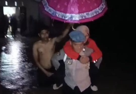 Polsek Hinai Evakuasi Darurat Lansia Penyintas Stroke. (Foto/JR Siahaan)