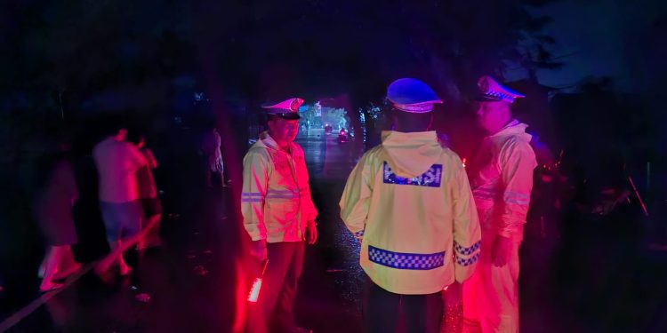 Banjir Rendam 4 Kecamatan, Sat Lantas Polres Langkat Turun Bantu Evakuasi. (Foto/JR Siahaan)
