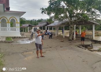 Masjid Lubuak Bareh Padang Pariaman Kritis Usai Dihantam Banjir Bandang. (Foto/Agustin)