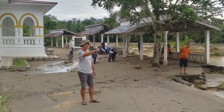 Masjid Lubuak Bareh Padang Pariaman Kritis Usai Dihantam Banjir Bandang. (Foto/Agustin)