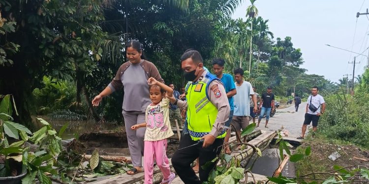 Jalur Hinai–Padang Tualang Putus, Sat Lantas Polres Langkat Pantau dan Bangun Jembatan Darurat. (Foto/Doc)