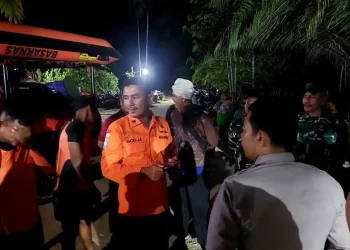 Kantor Pencarian dan Pertolongan (KPP) Kelas A Balikpapan memberangkatkan tim SAR gabungan untuk melakukan operasi pencarian dan pertolongan terhadap korban kecelakaan kapal ferry yang tenggelam di perairan Ujoh Halan. (Foto/Doc)