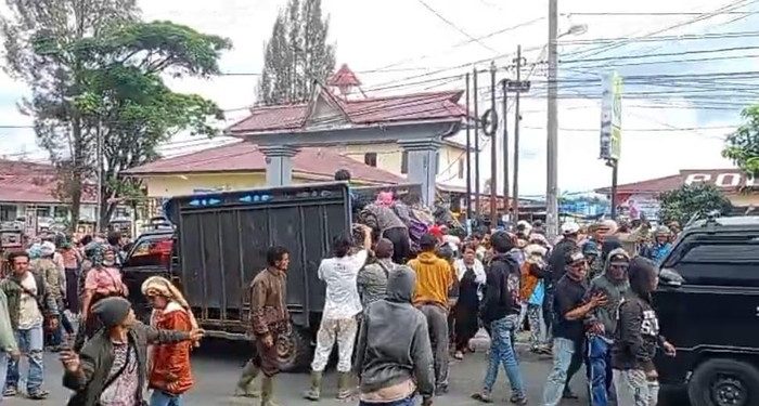 Mapolres Dairi Diserang Massa. (Foto/Doc)