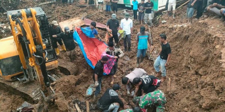 Tim gabungan mengevakuasi salah satu korban banjir dan longsor di Sumatera Utara. (Foto/Doc)
