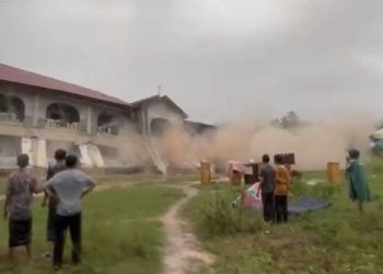 Asrama Dayah Najmul Hidayah Bireun Ambruk ke Sungai Akibat Longsor di Tengah Banjir Besar. (Foto/Doc)