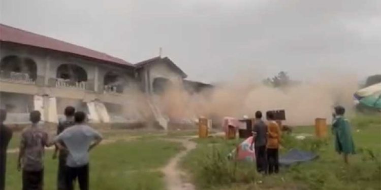 Asrama Dayah Najmul Hidayah Bireun Ambruk ke Sungai Akibat Longsor di Tengah Banjir Besar. (Foto/Doc)