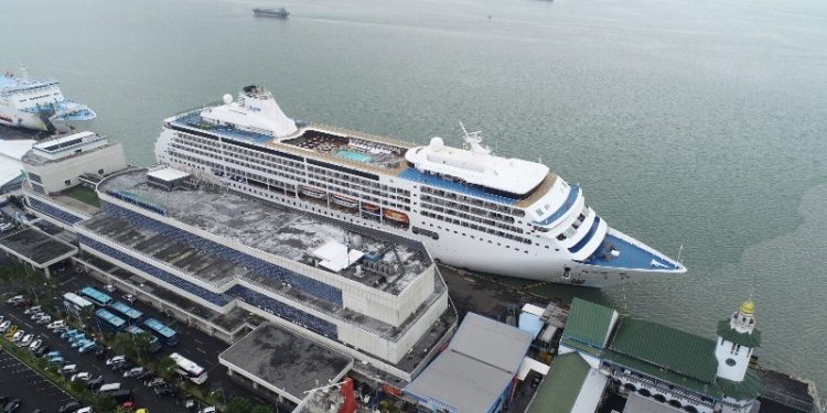 Dua Kapal Pesiar Internasional Sandar di Surabaya. (Foto/Doc)