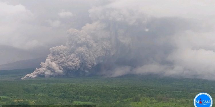 Gunung Semeru Meletus Dahsyat, Kolom Abu Capai 2.000 Meter dan Luncurkan Awan Panas 7 Km. (Foto/BMKG)