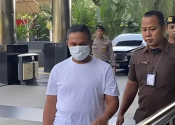 Gubernur Riau, Abdul Wahid saat Tiba di Gedung KOK. (Foto/Doc)