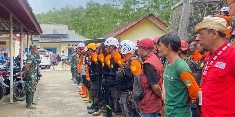 Pencarian korban bencana longsor di Dusun Situkung, Kecamatan Pandanarum, Kabupaten Banjarnegara, Jawa Tengah, kembali dimaksimalkan pada Rabu (19/11/2025). (Foto/Doc)