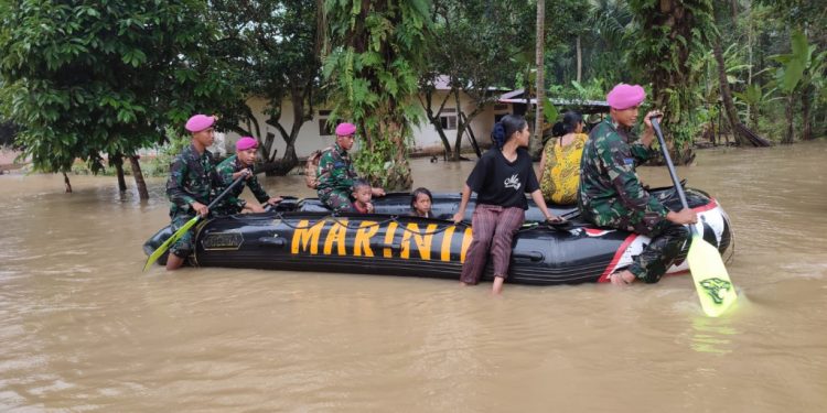 Banjir Rendam Ratusan Rumah Dinas Prajurit Marinir Yonif 8 Tangkahan Lagan Langkat. (Foto/Doc)