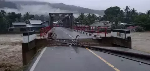 Jembatan Jalan Nasional Banda Aceh–Medan di Gampong Manyang Cut, Kecamatan Meureudu, Kabupaten Pidie Jaya, Aceh putus. (Foto/Doc)