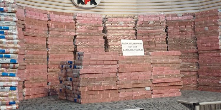 KPK Pamerkan Uang Rp300 Miliar Hasil Pemulihan Aset Kasus Korupsi PT Taspen. (Foto/Doc)