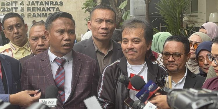 Roy Suryo dan 7 Tersangka Kasus Tudingan Ijazah Palsu Jokowi. (Foto/Doc)