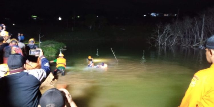 Proses pencarian korban tenggelam oleh Basarnas Balikpapan di lokasi waduk eks galian KM 8, Balikpapan Utara. (Foto/Doc)