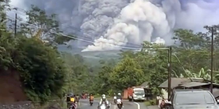 Status Gunung Semeru Naik ke Level IV Awas. (Foto/Doc)
