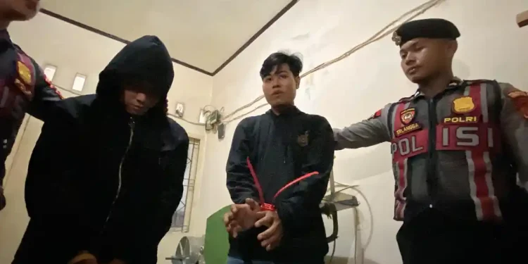 Polisi mengamankan dua pekerja pabrik mie dan pangsit berinisial IR dan RA. (Foto/Doc)