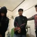 Polisi mengamankan dua pekerja pabrik mie dan pangsit  berinisial IR dan RA. (Foto/Doc)
