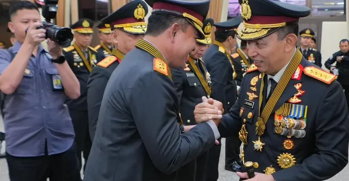 Kapolda Sumatera Utara (Sumut), Irjen Pol Whisnu Hermawan Februanto, dianugerahi Tanda Kehormatan Bintang Bhayangkara Pratama oleh Kapolri Jenderal Polisi Listyo Sigit Prabowo. (Foto/Doc)