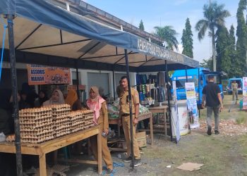 Pabung Kodim 0426 Mesuji Hadiri Gebyar Pasar Murah Sambut Natura 2025. (Foto/Masderik).