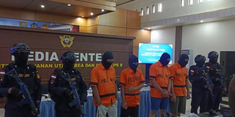 Empat pelaku penyeludup narkoba dari Malaysia yang diamankan petugas Bea Cukai Batam. (Foto/humas bc).