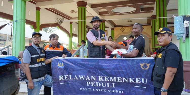 Relawan Bea Cukai yang aktif menyalurkan bantuan logistik kepada warga terdampak. (Foto/Humas).