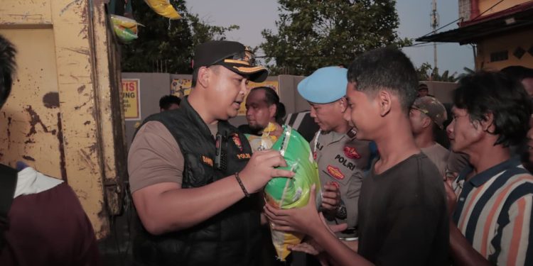 Kapolres Langkat Salurkan Bansos Kapolda Sumut untuk Pengungsi Banjir di Tanjung Pura. (Foto/JR Siahaan)