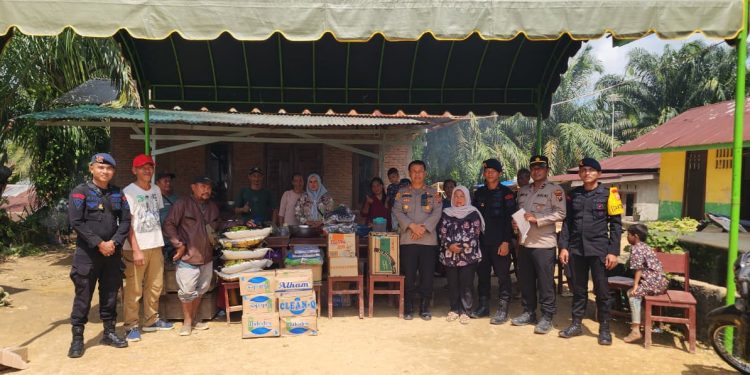 Polres Langkat Salurkan Bantuan Sembako ke Lima Titik Pengungsian di Besitang. (Foto/JR Siahaan)