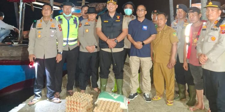 Akses Darat Terputus, Polres Langkat Salurkan Bantuan ke Delapan Desa di Pematang Jaya Lewat Jalur Laut. (Foto/JR Siahaan)