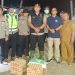 Akses Darat Terputus, Polres Langkat Salurkan Bantuan ke Delapan Desa di Pematang Jaya Lewat Jalur Laut. (Foto/JR Siahaan)