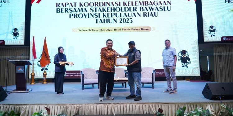 Ketua Bawaslu Kepri Zulhadril Putra memberikan piagam kepada dua nara sumber, Ketua PWI Kepri Saibansah Dardani dan staf pengajar di FISIP Universitas Nusa Cendana (UNDANA) Rudi Rohi. (Foto: Humas Bawaslu Kepri)