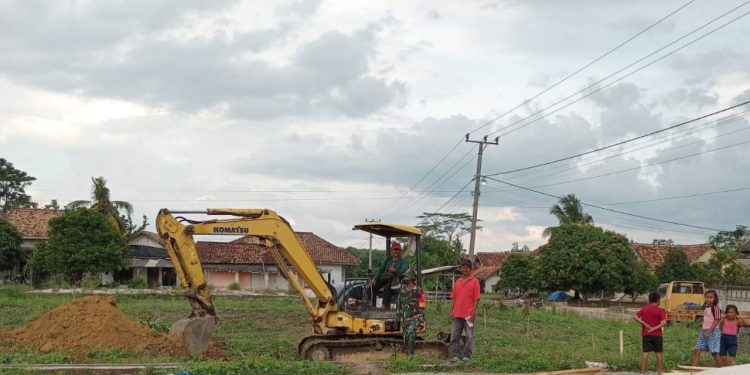 Sertu Eko Winardi, Babinsa 426-02 Menggala Lakukan Pendampingan Penggalian Pondasi Koperasi Merah Putih dengan Excavator. (Foto/Mas Derik)