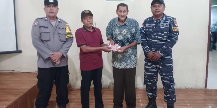Pemdes Secanggang Salurkan BLT-DD Tahap IV kepada 65 KPM. (Foto/Sofyan)